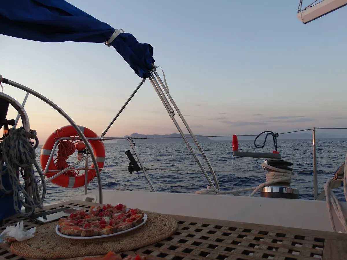 船上ホテル ホテルRama III Sail Boat Comet 420 カリアリ